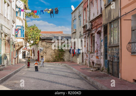 Istanbul, Türkei, 13. November 2012: Drei kleine Kinder spielen in einer Straße in Balat Bezirk. Stockfoto