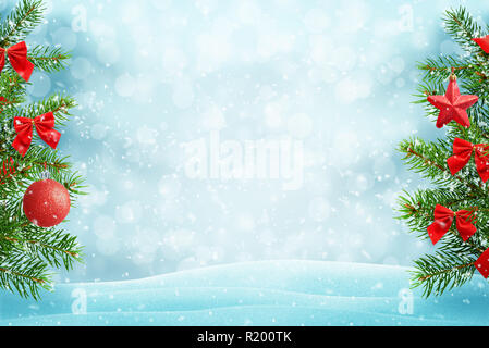 Grüner Weihnachtsbaum mit roten Verzierungen. Freien Platz in der Mitte für Text. Schnee, Licht und Bokeh. Weihnachten Grußkarten-Konzept. Stockfoto