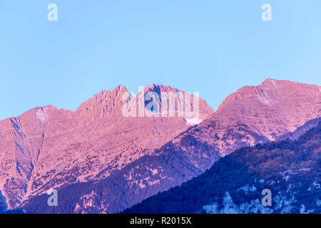 Mount Olympos mit einem schneebedeckten Gipfel in der rosa Strahlen der aufgehenden Sonne. Litochoro. Griechenland Stockfoto