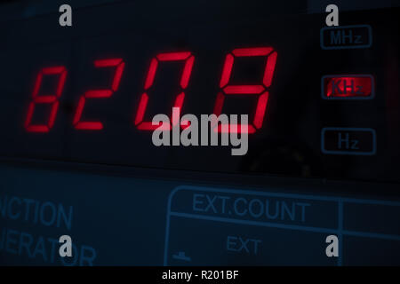 Elektronische Messgeräte. Funktionsgenerator und Multimeter Messgerät für die Messung der Spannung Stockfoto