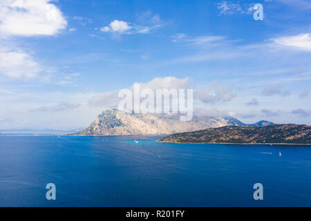 Einen spektakulären Blick auf die Insel Tavolara durch einen klaren und türkisfarbenen Meer, Sardinien, Italien gebadet. Stockfoto