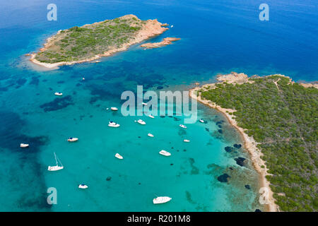 Spektakuläre Luftaufnahme von einigen Yachten und kleine Boote schwimmend auf einer klaren und türkisfarbenen Meer, Sardinien, Italien. Stockfoto