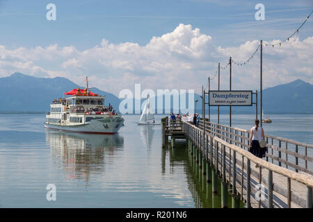 Fahrgastschiff MS Edeltraut Annäherung an der Anlegestelle in Seebruck. Chiemsee, Bayern, Deutschland Stockfoto