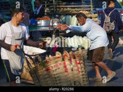 Torhüter emsig über Pak Klong Talaat (Talad) in Bangkok, Thailand, einen Obst- und Gemüsemarkt durch den Fluss Chao Phraya verschieben Stockfoto