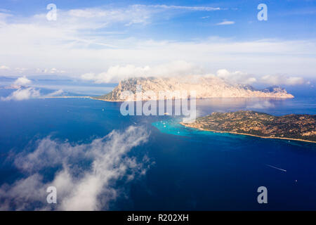 Einen spektakulären Blick auf die Insel Tavolara durch einen klaren und türkisfarbenen Meer, Sardinien, Italien gebadet. Stockfoto