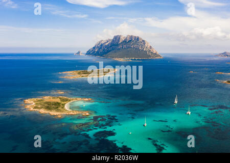 Einen spektakulären Blick auf die Insel Tavolara durch einen klaren und türkisfarbenen Meer, Sardinien, Italien gebadet. Stockfoto