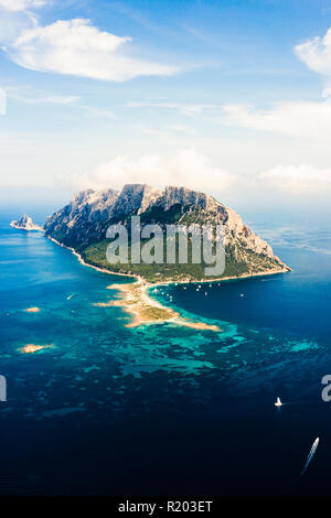 Einen spektakulären Blick auf die Insel Tavolara durch einen klaren und türkisfarbenen Meer, Sardinien, Italien gebadet. Stockfoto