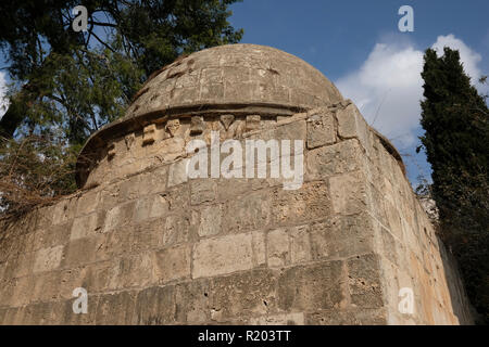 Blick auf das Grab von Emir Aidughdi Kubaki in Mamilla Friedhof ein historischer muslimischer Friedhof im Zentrum von West Jerusalem Israel. Der Friedhof enthält die Überreste von Figuren aus der frühen islamischen Periode, Sufi Schreine und Mamluk era Gräber. Stockfoto