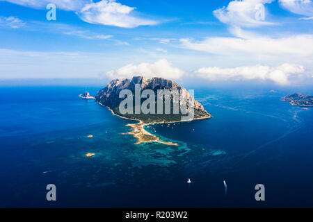 Einen spektakulären Blick auf die Insel Tavolara durch einen klaren und türkisfarbenen Meer, Sardinien, Italien gebadet. Stockfoto