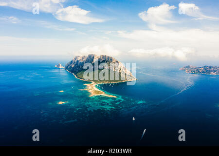 Einen spektakulären Blick auf die Insel Tavolara durch einen klaren und türkisfarbenen Meer, Sardinien, Italien gebadet. Stockfoto