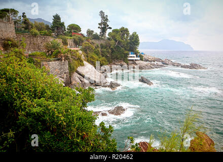 Panoramablick auf den Golf von Tigullio mit stürmischen Wetter von der Strandpromenade an der felsigen Küste von Genua Nervi, Ligurien, Italien Stockfoto