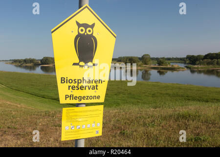 Schild der Niedersächsischen Elbe biosphärenreservat an der Elbe. Niedersachsen, Deutschland Stockfoto