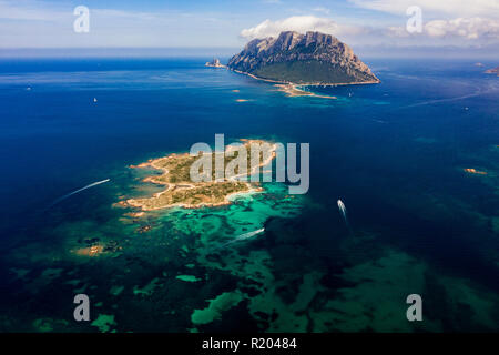 Einen spektakulären Blick auf die Insel Tavolara durch einen klaren und türkisfarbenen Meer, Sardinien, Italien gebadet. Stockfoto