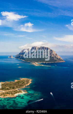 Einen spektakulären Blick auf die Insel Tavolara durch einen klaren und türkisfarbenen Meer, Sardinien, Italien gebadet. Stockfoto