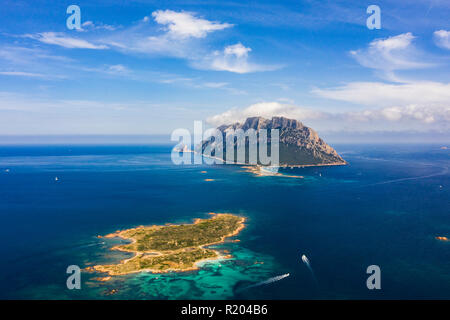 Einen spektakulären Blick auf die Insel Tavolara durch einen klaren und türkisfarbenen Meer, Sardinien, Italien gebadet. Stockfoto