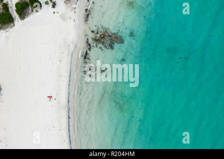 Spektakulärer Blick auf einen schönen, weißen Strand von einem klaren und türkisfarbenen Meer, Sardinien, Italien gebadet. Stockfoto