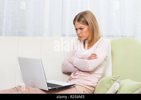 Böse Frau mit laptop Stockfoto