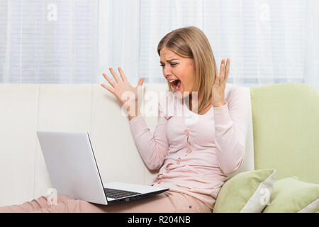 Böse Frau mit laptop Stockfoto
