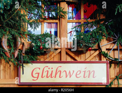 Glühwein Glühwein - Typenschild in der Nacht Weihnachtsmarkt in der Nähe von Town Hall im Winter Berlin, in Deutschland. Christkindlmarkt und Ständen mit Kunsthandwerk auf der Ba Stockfoto