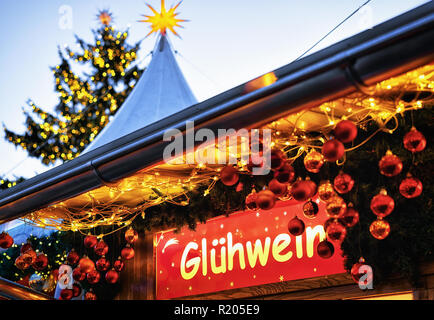Glühwein Glühwein - Typenschild in der Nacht Weihnachtsmarkt in der Nähe von Gendarmenmarkt im Winter Berlin, in Deutschland. Christkindlmarkt und Ständen mit Kunsthandwerk auf t Stockfoto