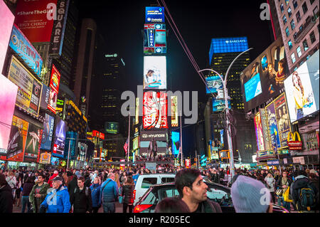 NEW YORK CITY - ca. August, 2018: Die gelben Taxis mit On-board-Plakate Wettbewerb um Aufmerksamkeit mit der blinkenden Zeichen des Times Square. Stockfoto