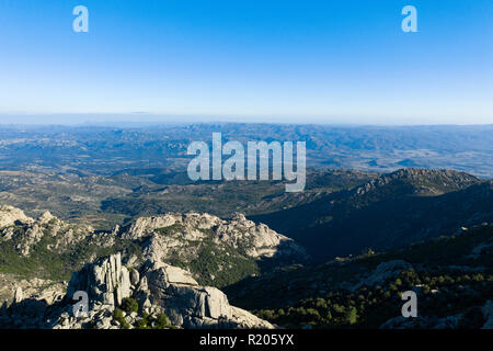 Luftaufnahme von einige spektakuläre Berge reichen von grüner Vegetation, Pinien und Granitfelsen. Sardinien, Italien. Stockfoto