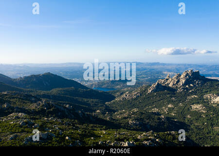 Luftaufnahme von einer spektakulären Tal mit einem kleinen See, der von einigen Bergen reichen von grüner Vegetation, Bäume und Felsen umgeben ist. Sardinien, Italien. Stockfoto