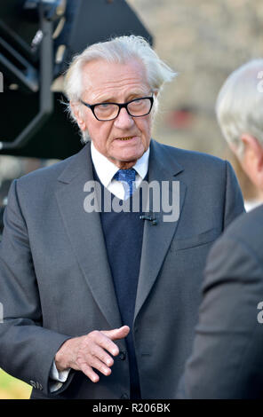 Michael Heseltine/Baron Heseltine (ehemalige konservative Abgeordnete und stellvertretende PM) auf College Green, Westminster, November 2018 interviewt Stockfoto