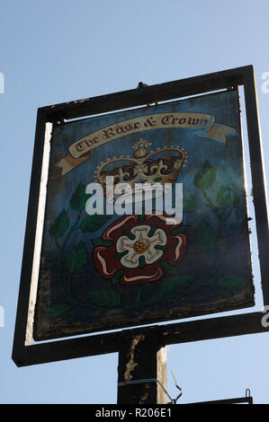 Die Rose & Crown Inn, Essendon, Hertfordshire, stammt aus dem Jahre 1756. Stockfoto