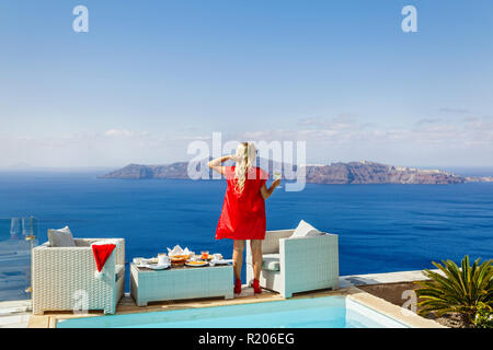 Junge Frau mit Frühstück am Meer in Griechenland Stockfoto