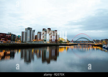 Newcastle upon Tyne/England - Am 9. April 2014: Newcastle Fluss berühmten 5 Brücken in der Dämmerung anzeigen Stockfoto