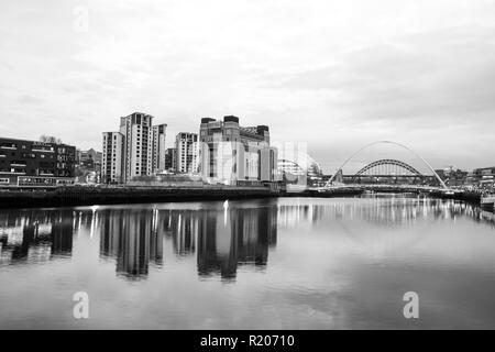 Newcastle upon Tyne/England - Am 9. April 2014: Newcastle Fluss berühmten 5 Brücken in der Dämmerung (Schwarz und Weiß) Stockfoto