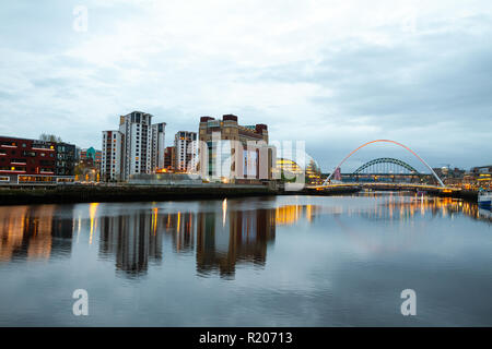 Newcastle upon Tyne/England - Am 9. April 2014: Newcastle Fluss berühmten 5 Brücken in der Dämmerung anzeigen Stockfoto