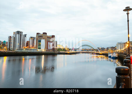 Newcastle upon Tyne/England - Am 9. April 2014: Newcastle Fluss berühmten 5 Brücken in der Dämmerung anzeigen Stockfoto