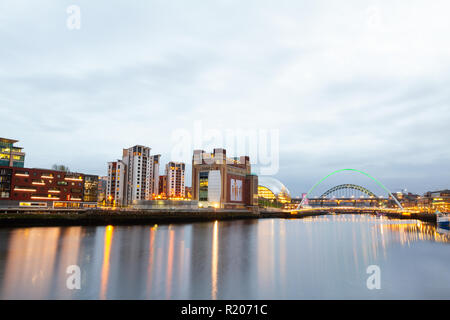 Newcastle upon Tyne/England - Am 9. April 2014: Newcastle Fluss berühmten 5 Brücken in der Dämmerung anzeigen Stockfoto