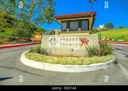 Malibu, Kalifornien, Vereinigte Staaten - 7 August, 2018: der Pepperdine Universität Zeichen Eingang, einen privaten amerikanischen Universität in Malibu, Kalifornien. Der Hauptcampus liegt auf den Hügeln, mit Blick auf den Pazifischen Ozean Stockfoto