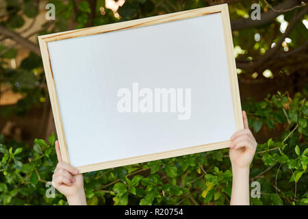 Erntegut person Holding white board Stockfoto