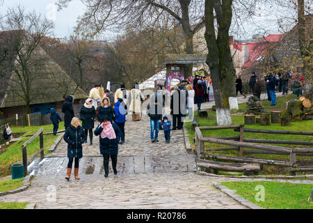 Uschhorod, Ukraine - Jan 13, 2018: Vasylya Festival in Transkarpatien. Touristen und Einheimische Kneipe im Museum der Volksarchitektur und Leben Stockfoto