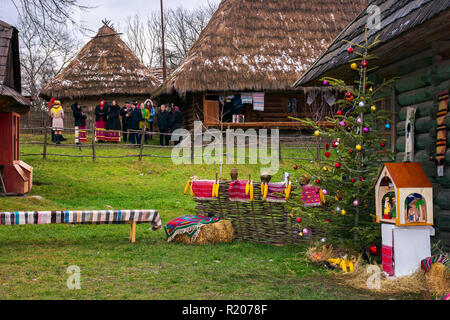 Uschhorod, Ukraine - Jan 13, 2018: Vasylya Festival im Museum der Volksarchitektur und Leben. Vertreter aus verschiedenen Regionen zeigen die Stockfoto