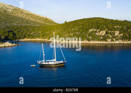 Luftaufnahme von einem schönen Segelboot auf einem Smaragd und transparente Mittelmeer. Emerald Küste (Costa Smeralda, Sardinien, Italien. Stockfoto