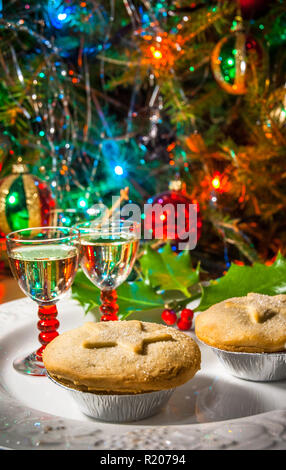 Eine festliche Platte von Torten und Sherry mit Weihnachtsbaum und Lichter vor den Mund. Stockfoto