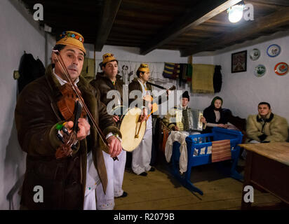 Uschhorod, Ukraine - Jan 13, 2018: Vasylya Festival im Museum der Volksarchitektur und Leben. Vertreter von tyachiv Region thier Show feiert Stockfoto