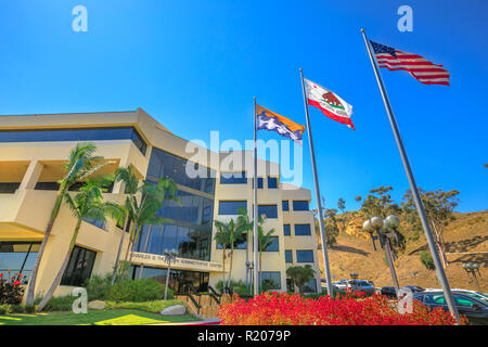 Malibu, Kalifornien, Vereinigte Staaten - 7. August 2018: Richtung und Executive Center der Pepperdine Universität mit amerikanischen, kalifornische und Malibu Flagge schwenkten. Der Hauptcampus liegt in Malibu Hills gelegen Stockfoto