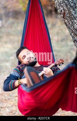 Man entspannen in einer Hängematte auf einer Wanderung Stockfoto