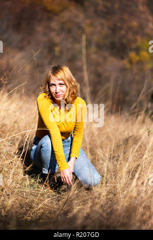 Porträt einer modischen Mädchen im Freien genießen Sie einen sonnigen Tag Stockfoto