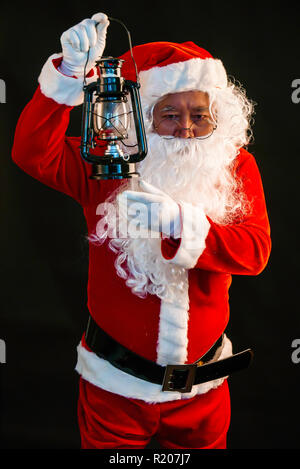 Weihnachtsmann mit Laterne für Beleuchtung studio Schuß auf schwarzen Hintergrund für Familie, geben, Jahreszeit, Weihnachten, Urlaub, Silvester, Reisen, Christian ein Stockfoto