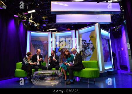 Der Herzog und die Herzogin von Cambridge sitzen mit Generaldirektor der BBC Tony Hall (rechts) und Direktor des BBC Kinder Alice Webb (links), als Sie versuchen, eine App entwickelt online Mobbing bei einem Besuch BBC Broadcasting House in London zu bekämpfen, die zum Anzeigen der fernsehveranstalter ist dabei als wichtiges Mitglied der Taskforce der Herzog auf die Prävention von Cyberbullying. Stockfoto