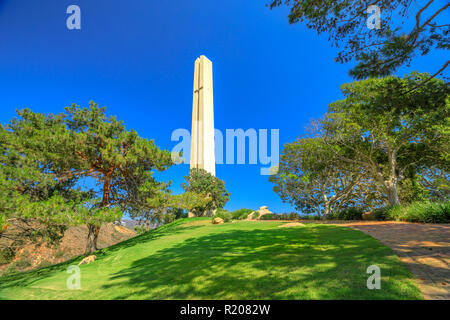 Malibu, Kalifornien, Vereinigte Staaten - 7 August, 2018: Phillips Thema Turm, monumentale Kreuz, Symbol der Pepperdine Engagement für christliche Werte und Dienst an der Menschheit, am Eingang des Malibu Campus. Stockfoto