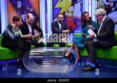 Der Herzog und die Herzogin von Cambridge sitzen mit Generaldirektor der BBC Tony Hall (rechts) und Direktor des BBC Kinder Alice Webb (links), als Sie versuchen, eine App entwickelt online Mobbing bei einem Besuch BBC Broadcasting House in London zu bekämpfen. Stockfoto