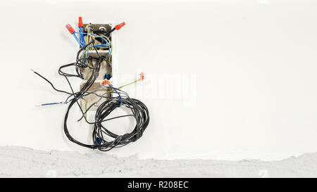 Leistungsschalter in einer Plastikbox an einer Wand mit Drähten hängen und unplugged. Stockfoto